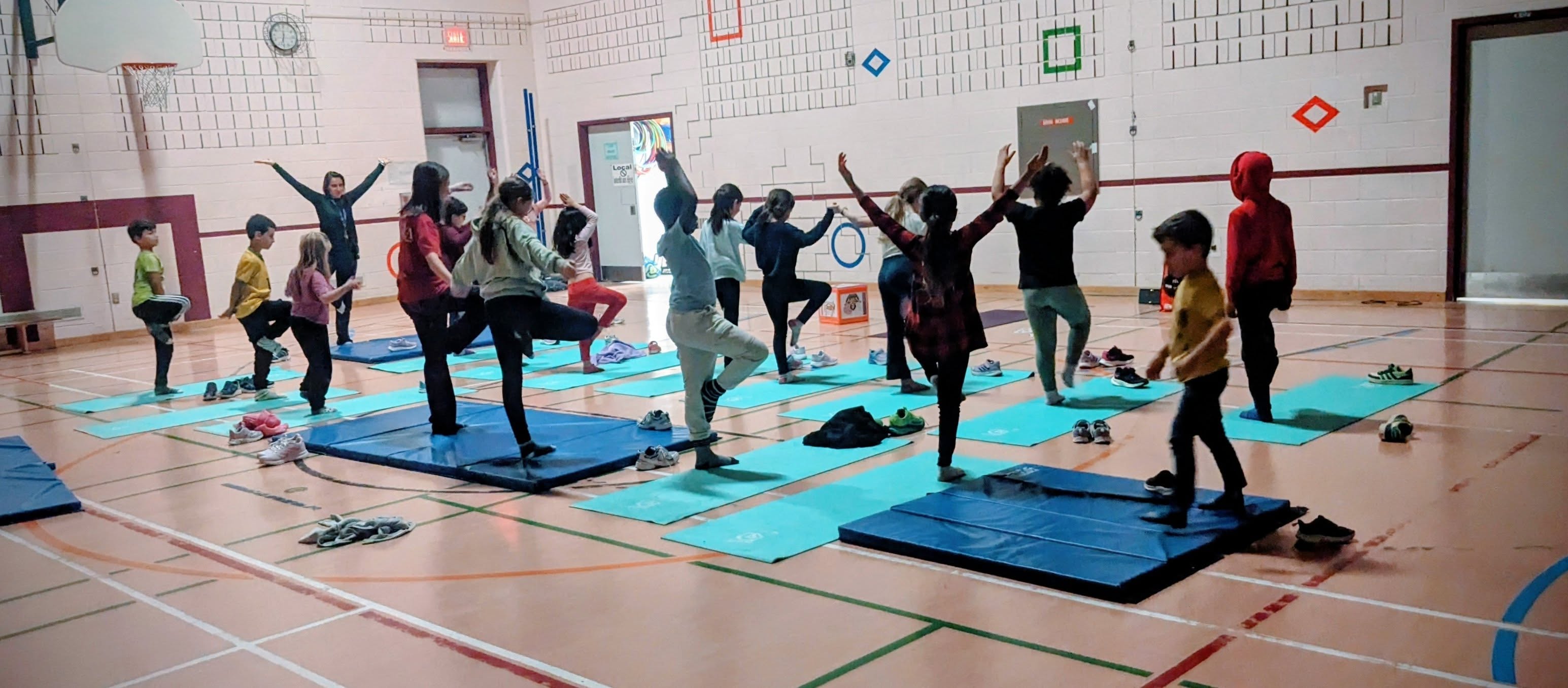 Séance de yoga avec un groupe d'enfants